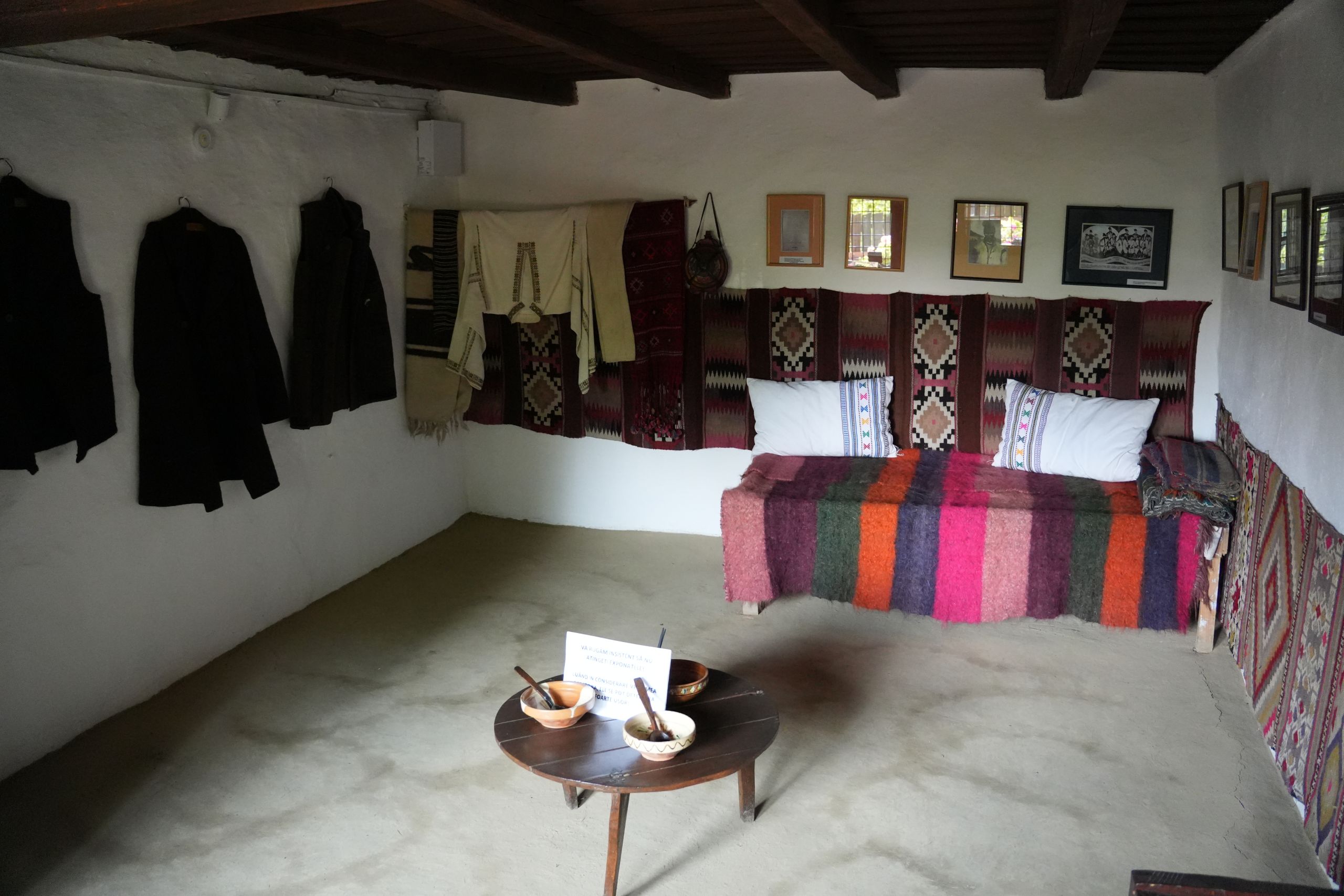 Interiorul casei lui Moș Ion Roată