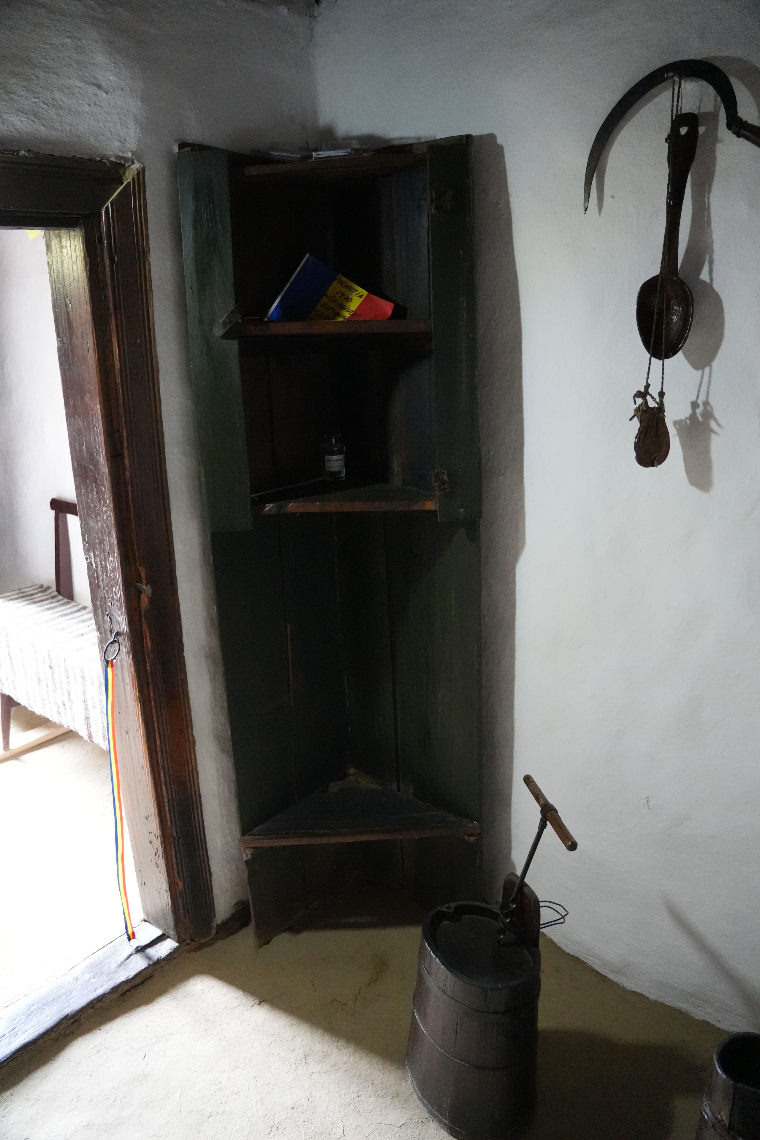 Interiorul casei lui Moș Ion Roată