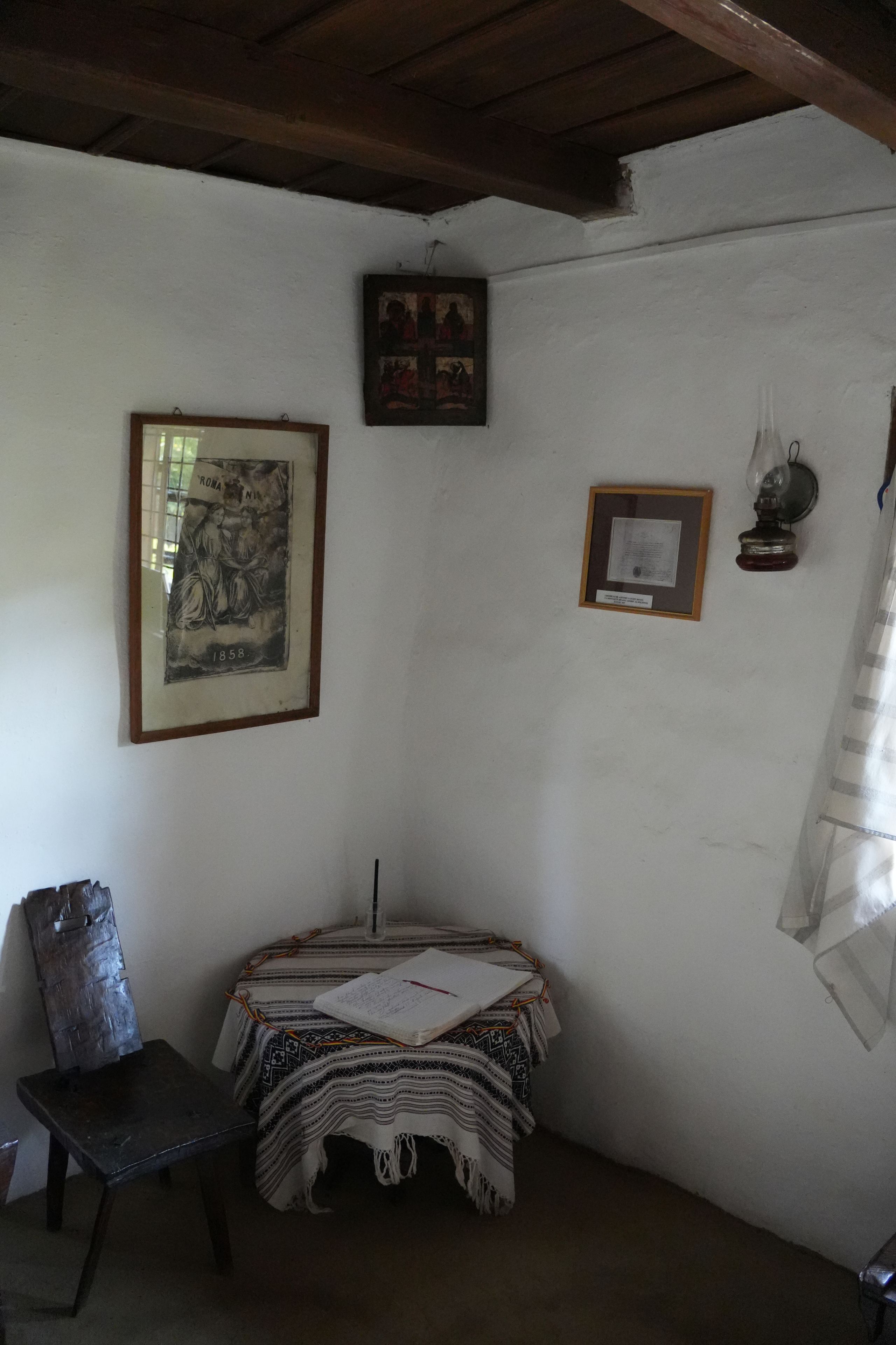 Interiorul casei lui Moș Ion Roată