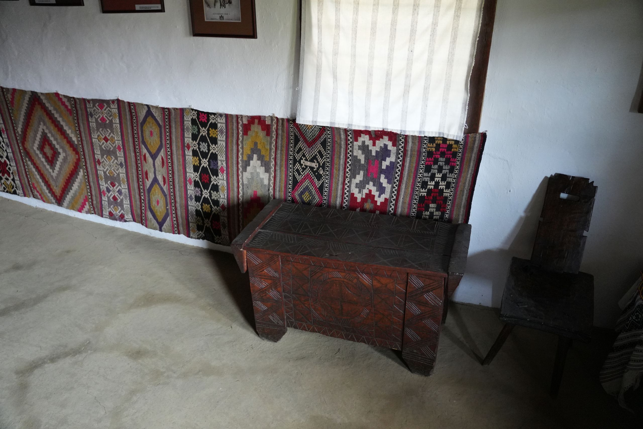 Interiorul casei lui Moș Ion Roată