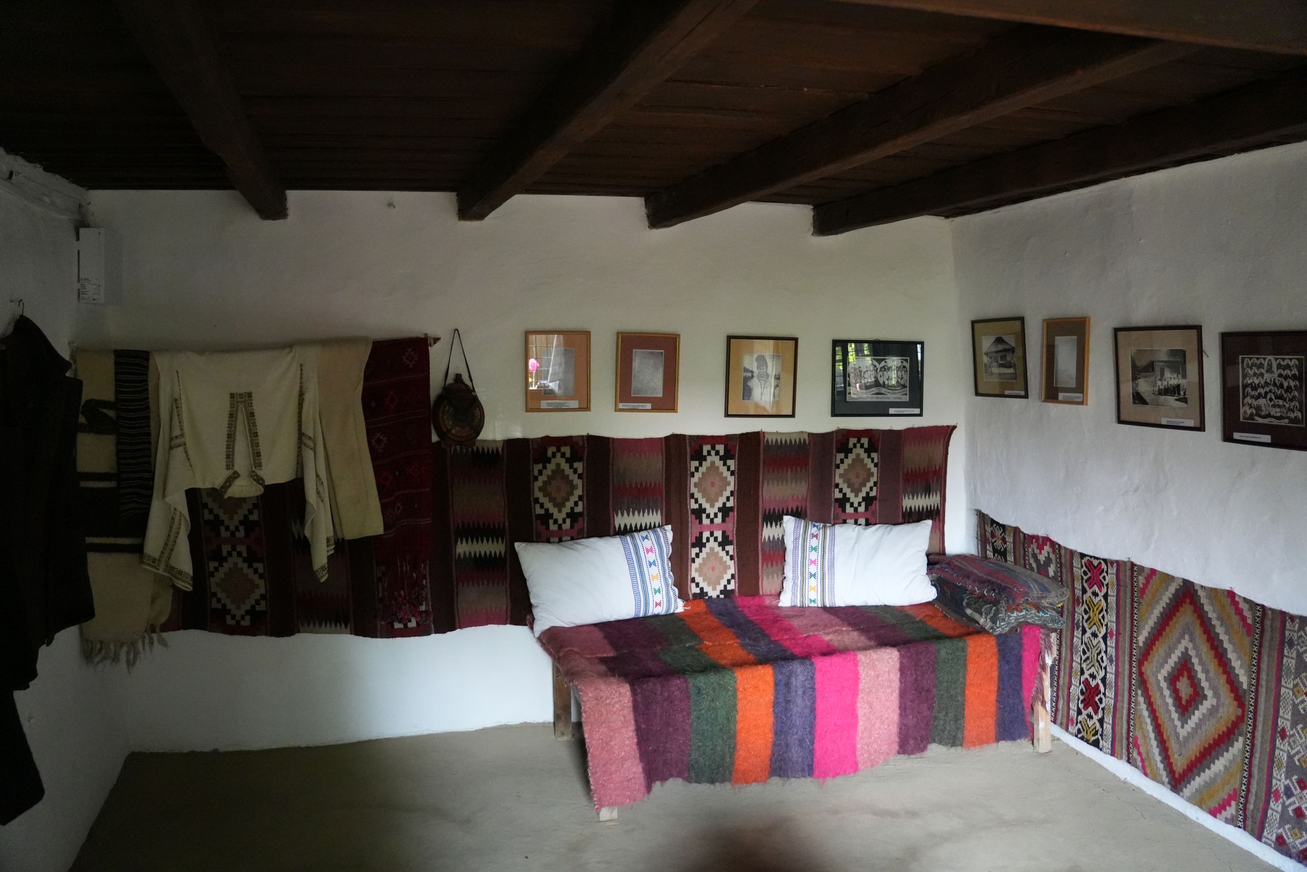 Interiorul casei lui Moș Ion Roată