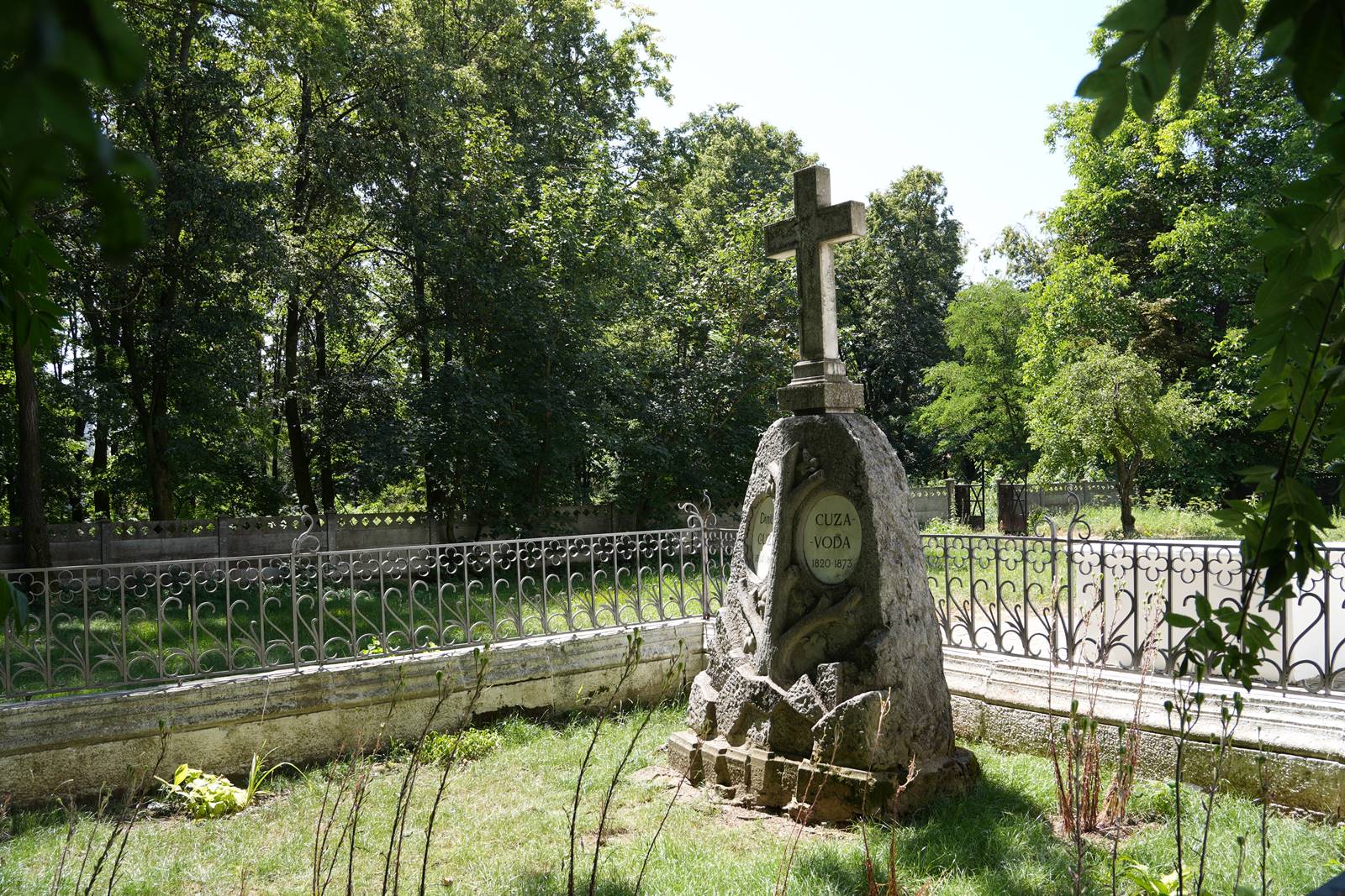 Monument funerar (de la mormântul inițial al lui Alexandru Ioan Cuza)