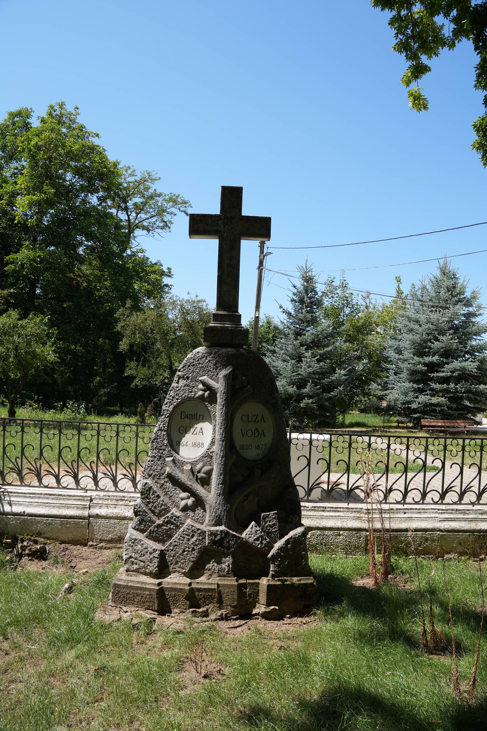 Monument funerar („Palatul Alexandru Ioan Cuza” din Ruginoasa)