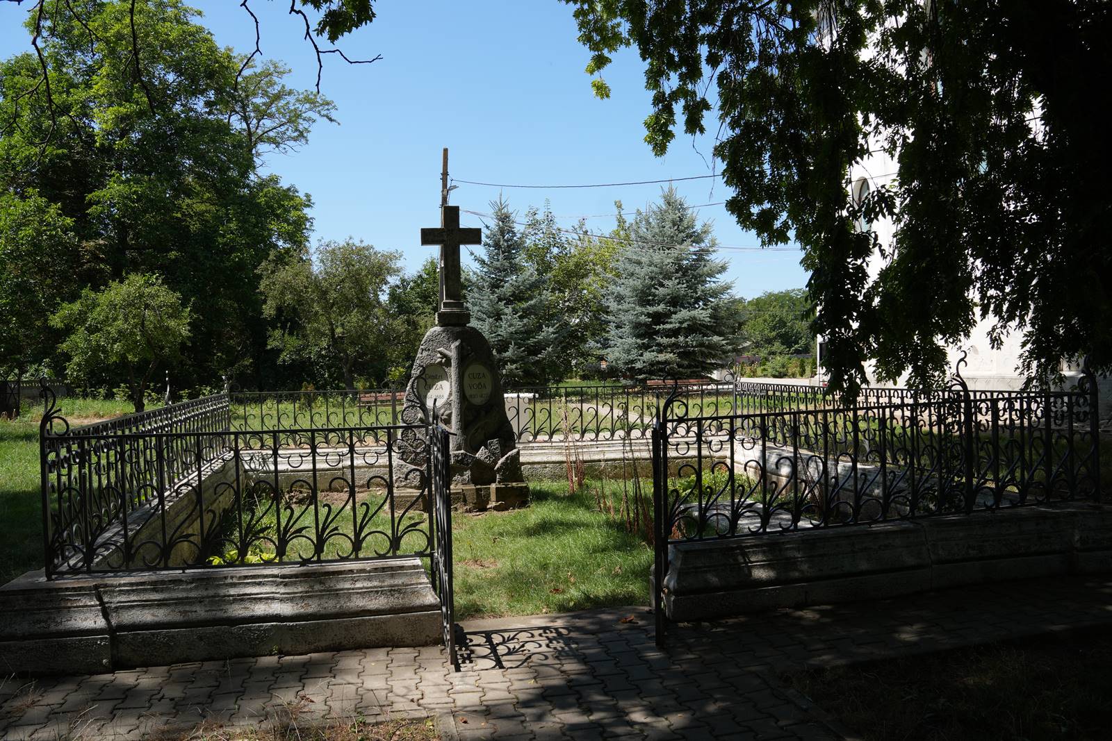 Mormântul inițial al lui Alexandru Ioan Cuza