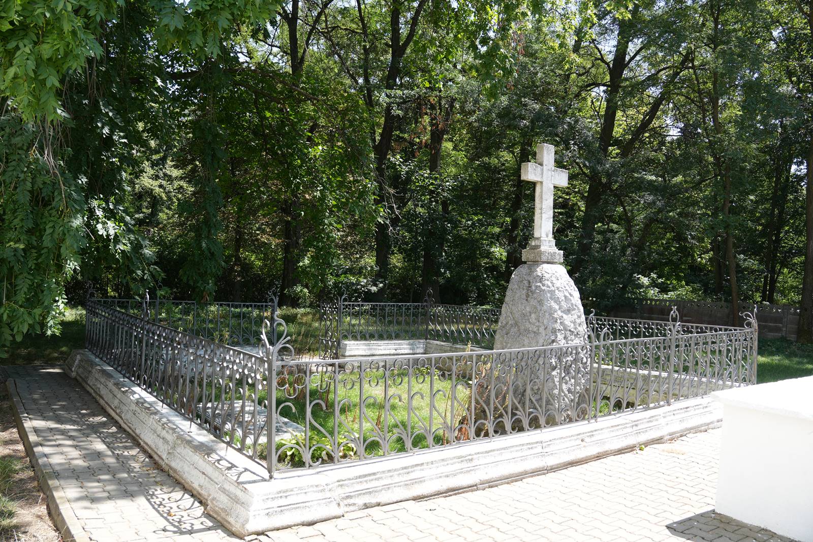 Mormântul inițial al lui Alexandru Ioan Cuza