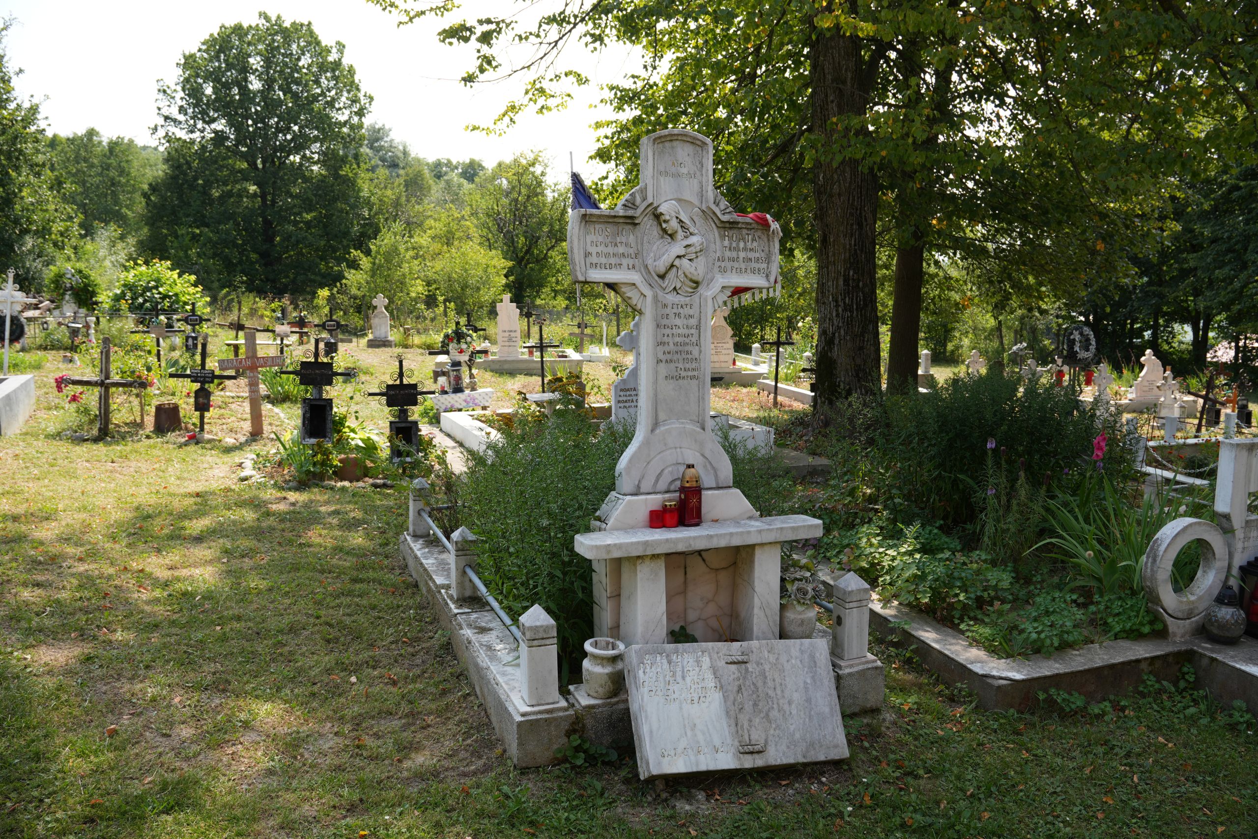 Mormântul lui Moș Ion Roată (satul Gura Văii, comuna Câmpuri, județul Vrancea)