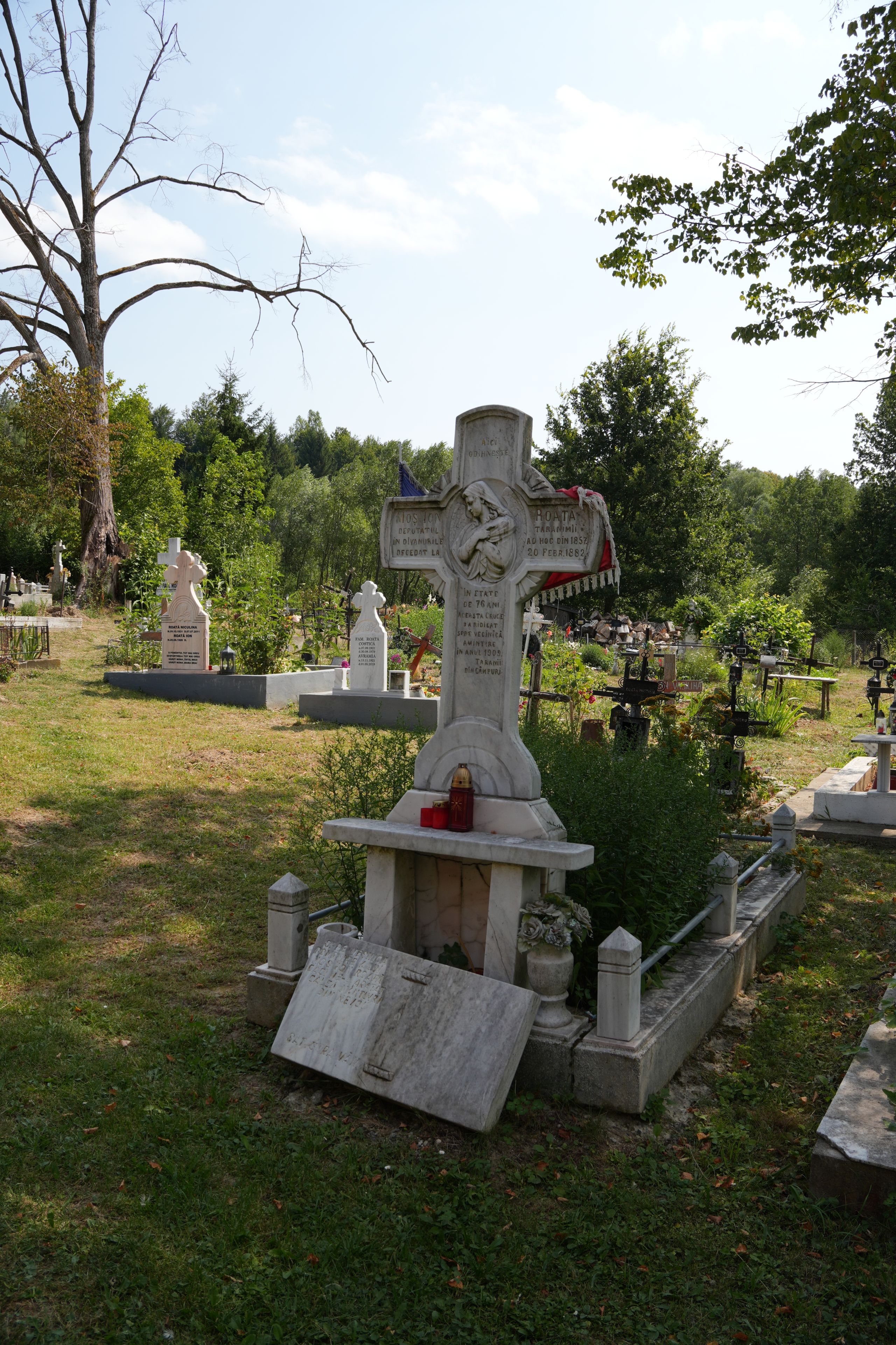 Mormântul lui Moș Ion Roată (satul Gura Văii, comuna Câmpuri, județul Vrancea)