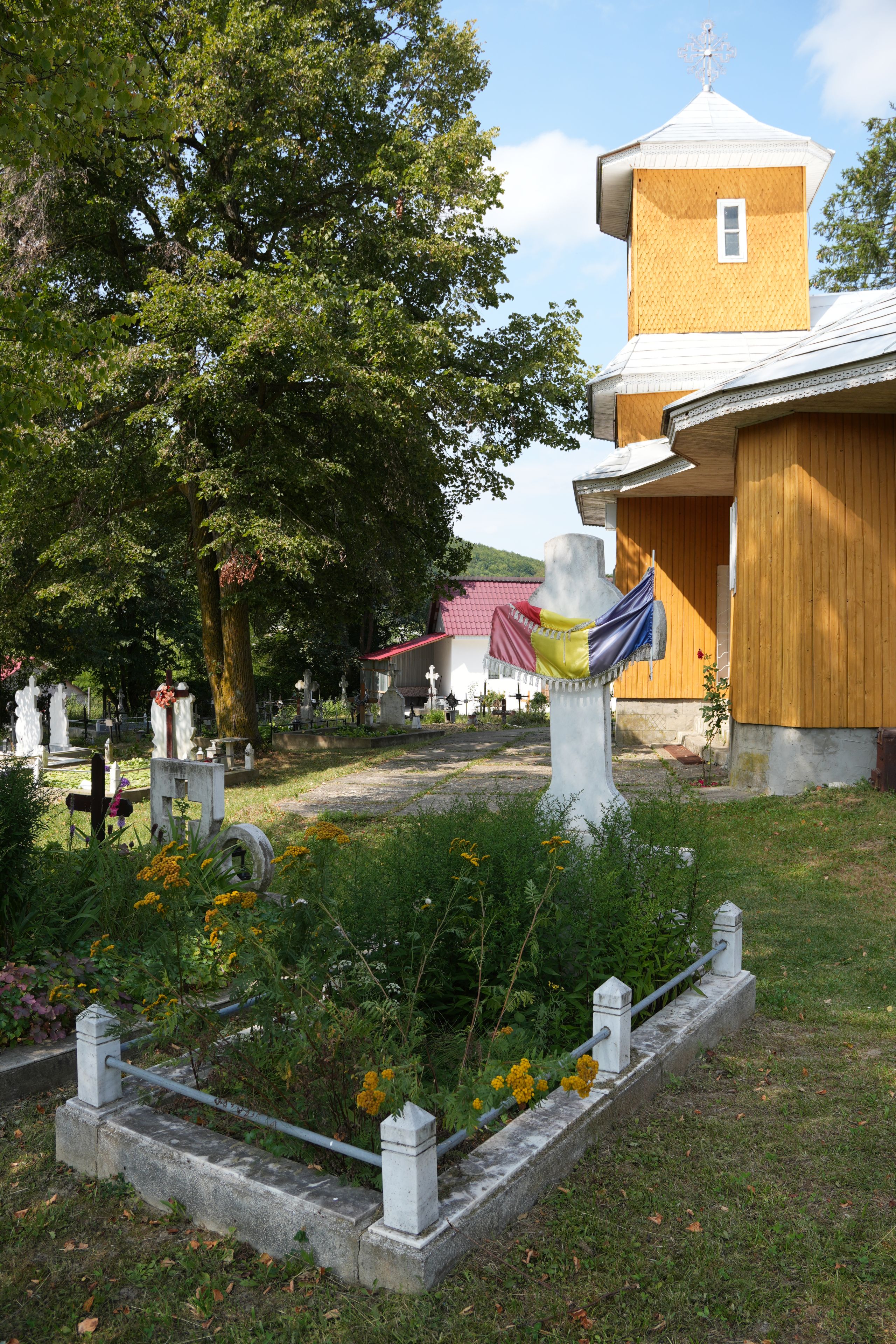 Mormântul lui Moș Ion Roată (satul Gura Văii, comuna Câmpuri, județul Vrancea)