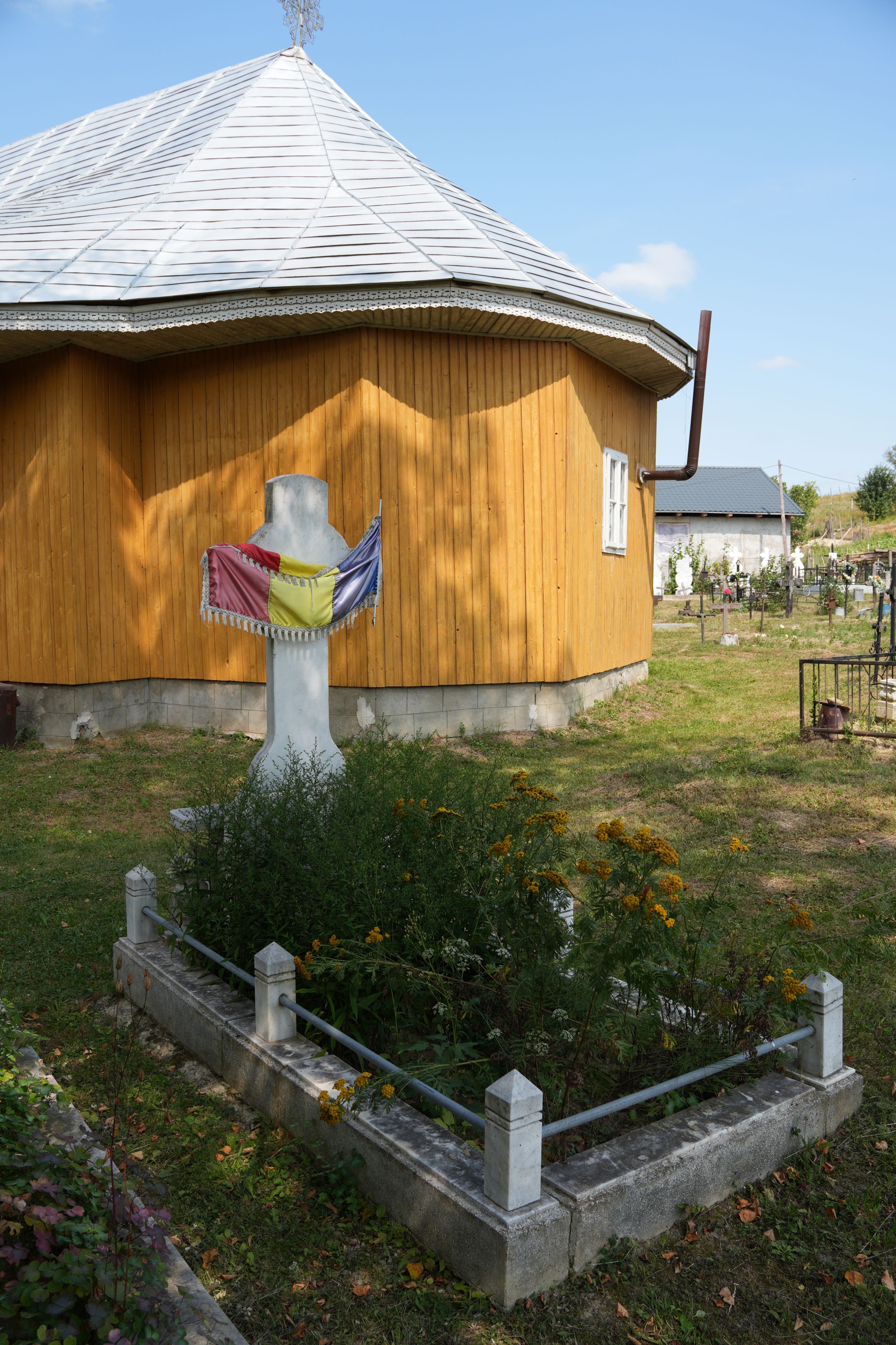Mormântul lui Moș Ion Roată (satul Gura Văii, comuna Câmpuri, județul Vrancea)