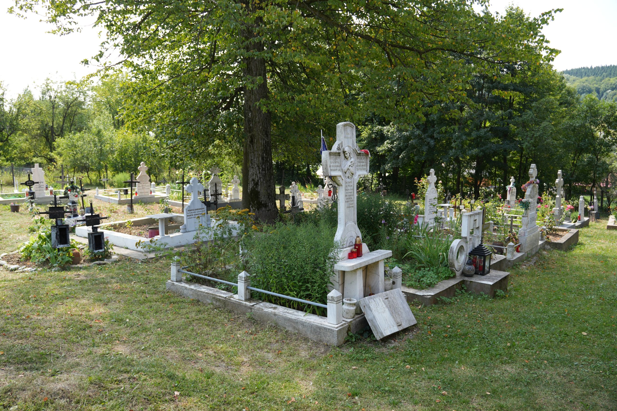Mormântul lui Moș Ion Roată (satul Gura Văii, comuna Câmpuri, județul Vrancea)