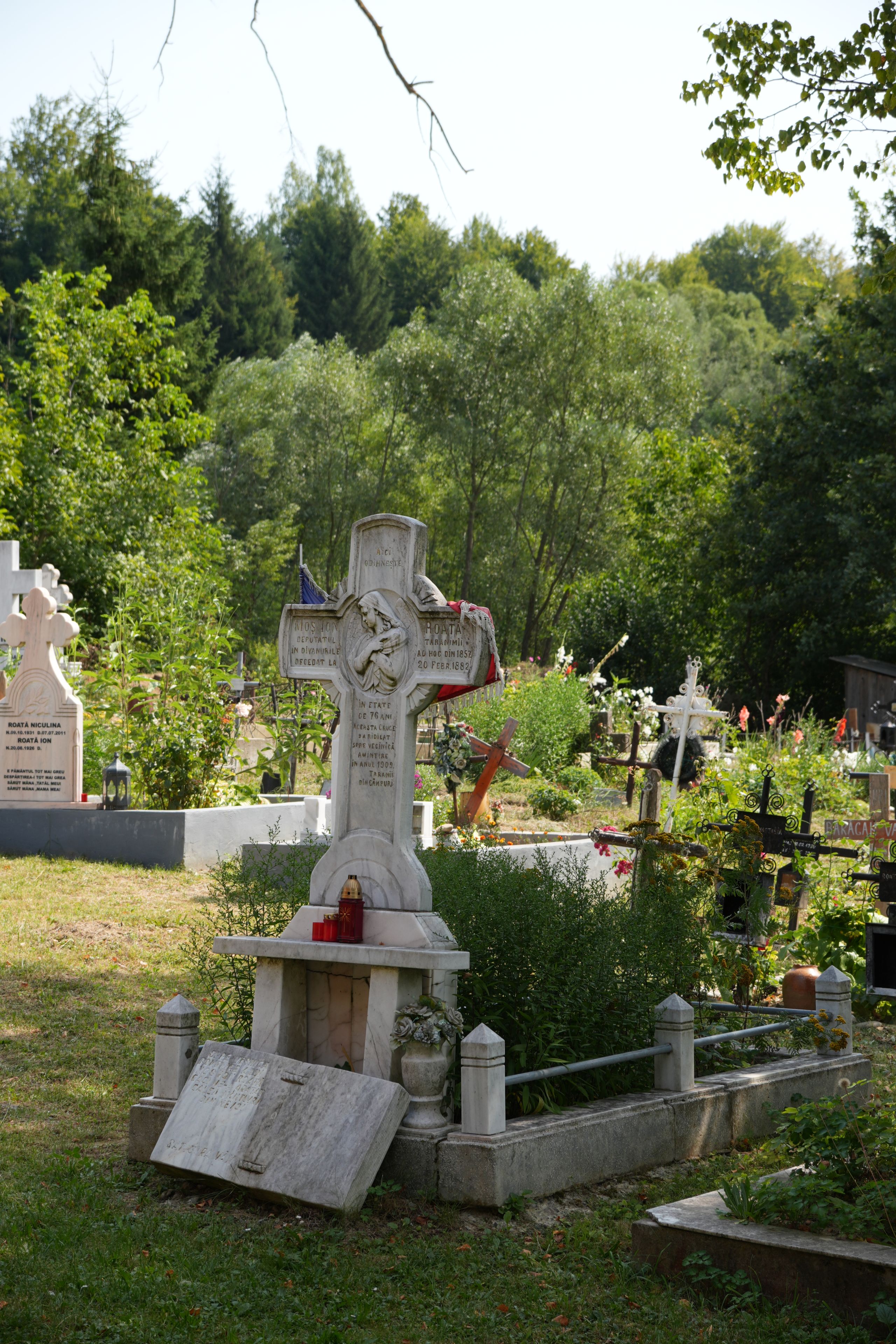 Mormântul lui Moș Ion Roată (satul Gura Văii, comuna Câmpuri, județul Vrancea)