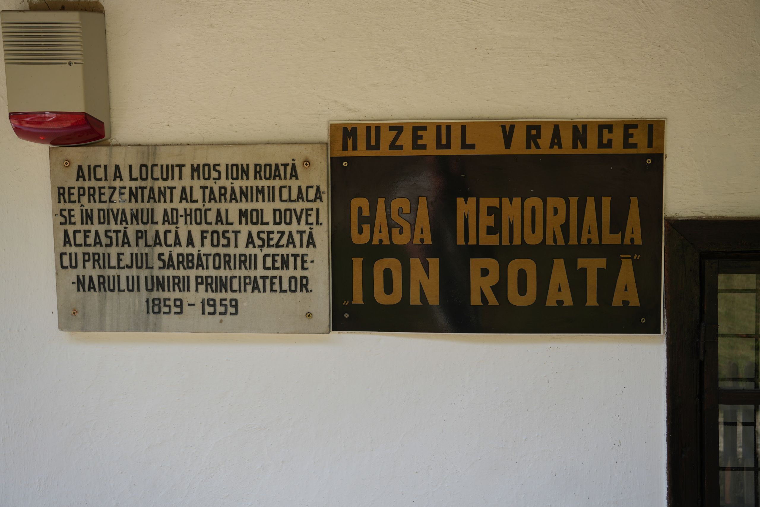 Placă comemorativă (Casa lui Moș Ion Roată)