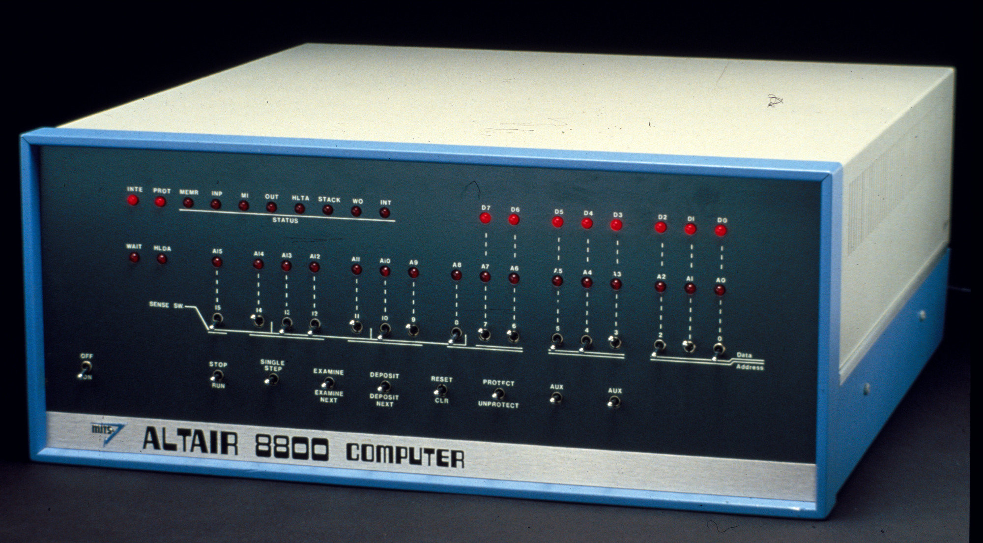 Первый микро. Альтаир 8800. Микрокомпьютеру «Альтаир 8800». Компьютер Альтаир 8800. Altair 8080.