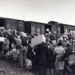 Evrei urcându-se într-un tren cu destinația Auschwitz-Birkenau | sursa: yadvashem.org