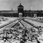 Intrarea în Auschwitz | sursa: aboutholocaust.org