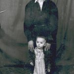 Maria Plop și fetița ei, Ioana, fotografie de la arestare, Pitești, mai 1958 | sursa: memorialsighet.ro